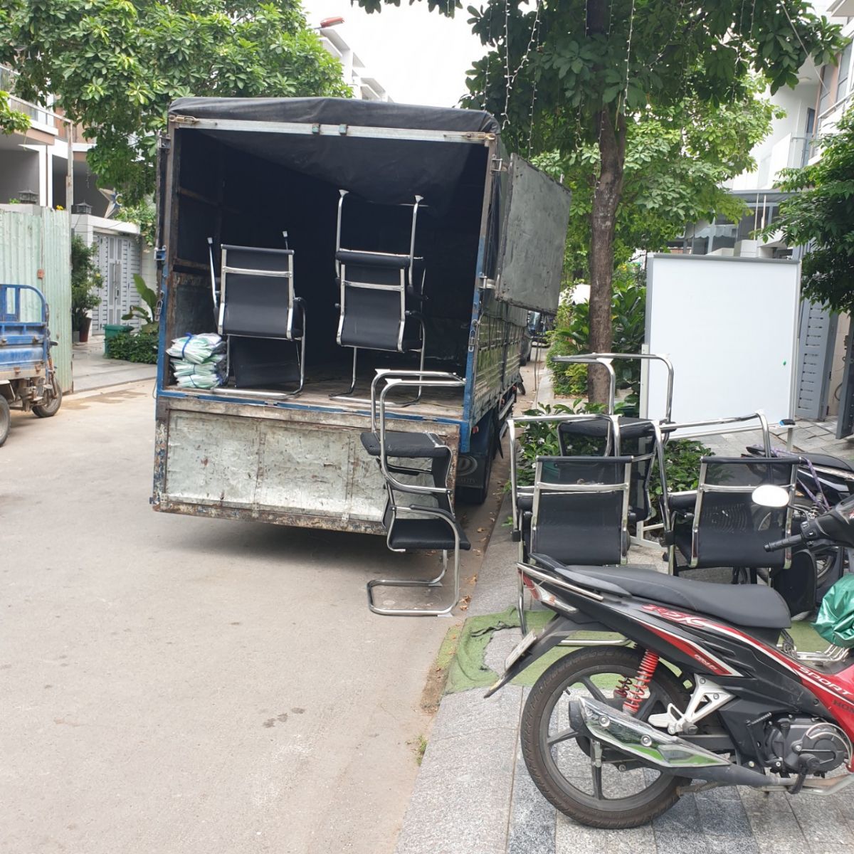 THU MUA BÀN GHẾ QUẬN 3